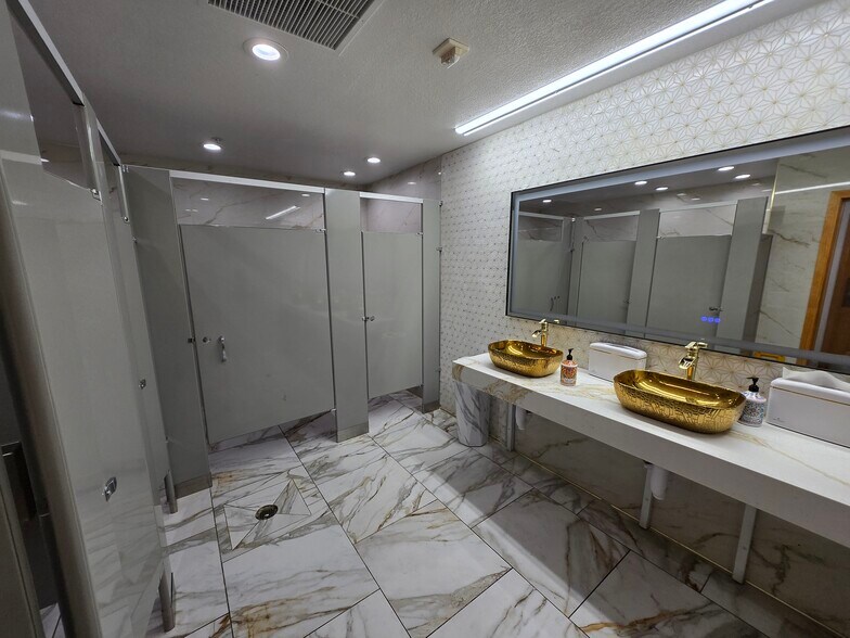 More Photos Of 9445 Park Meadows Dr, Lone Tree Restaurant For Lease