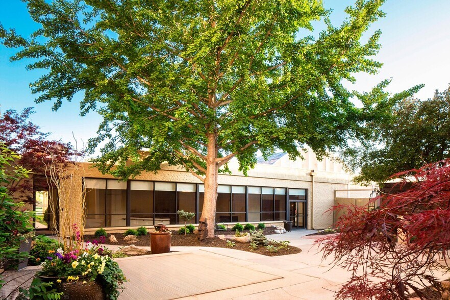 More Photos Of 655 N 108th Ave, Omaha Hotel For Sale