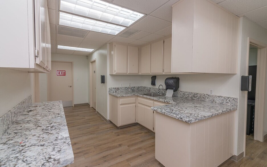 More Photos Of 3801 San Dimas St, Bakersfield Medical For Lease