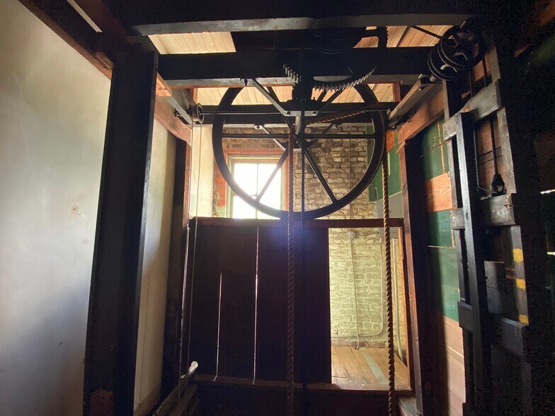 More Photos Of 121 S Henderson St, Rusk Restaurant For Sale