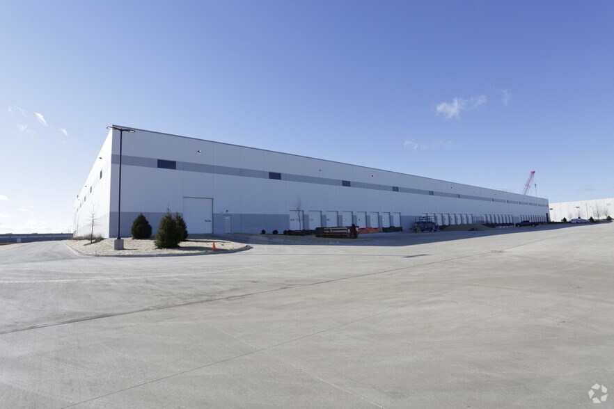 More Photos Of 1365-1395 Brewster Creek Blvd, Bartlett Distribution For Lease