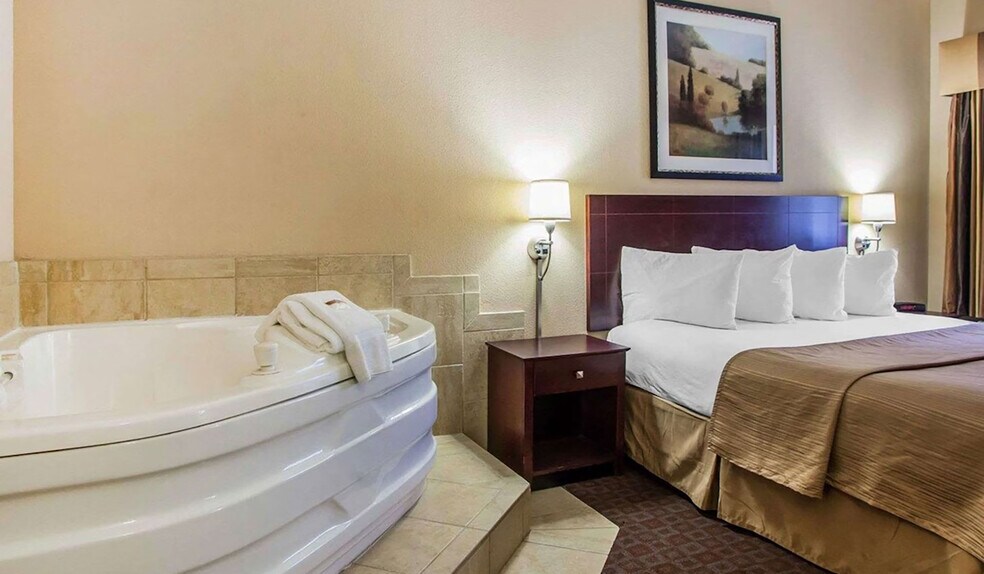 More Photos Of 4112 N Brandywine Dr, Peoria Hotel For Sale