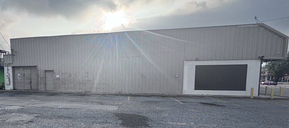 More Photos Of 8632 1/2 Long Point Rd, Houston Storefront For Lease