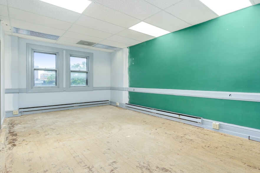 More Photos Of 1 N Market St, Frederick Storefront Retail Office For Lease