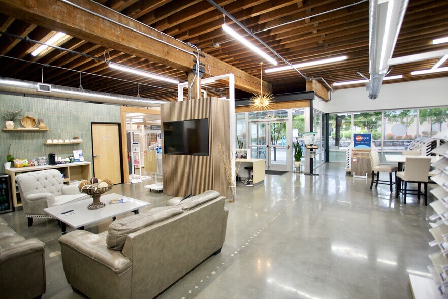 More Photos Of 502 7th St, Oregon City Storefront Retail Office For Sale