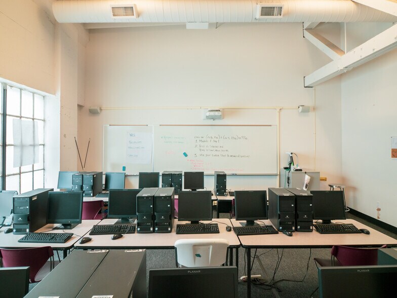 More Photos Of 1411 Railroad Ave, Bellingham Storefront For Lease