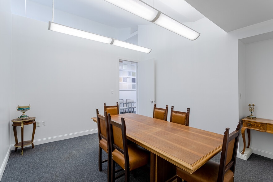 More Photos Of 234 Russell St, Brooklyn Showroom For Lease