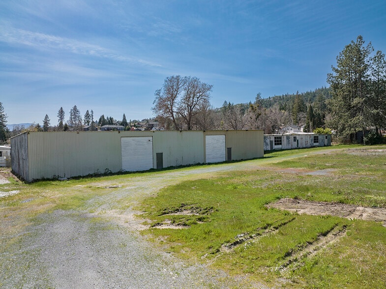 More Photos Of 2660 NW Vine St, Grants Pass Manufacturing For Sale