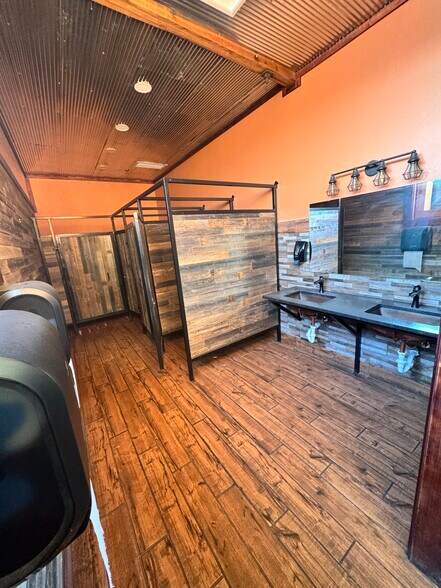 More Photos Of 112 E Cherokee Ave, Enid Manufacturing For Lease