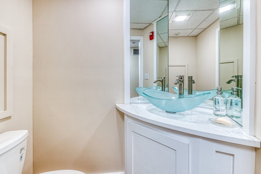 More Photos Of 126-130 N Main St, East Hampton Office For Lease