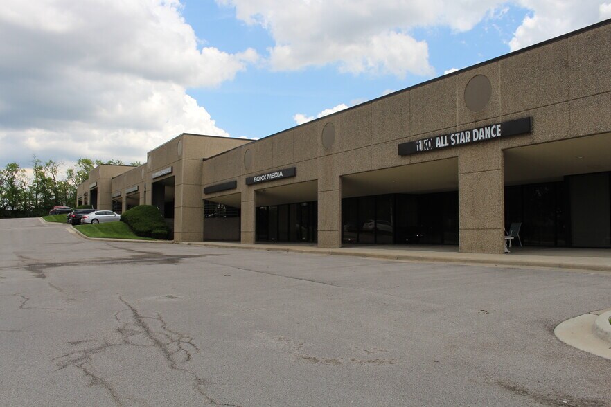 More Photos Of 14631-14651 W 95th St, Lenexa Light Distribution For Lease