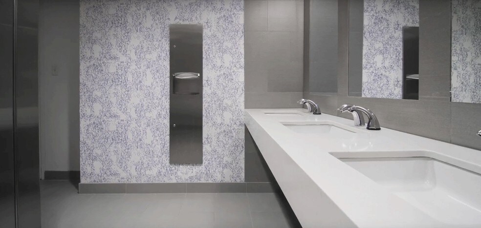 More Photos Of 250 E Wisconsin Ave, Milwaukee Office For Lease