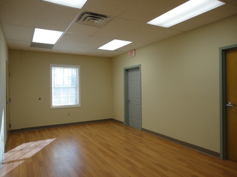 More Photos Of 200 Mountain Rd, Farmington Office For Lease