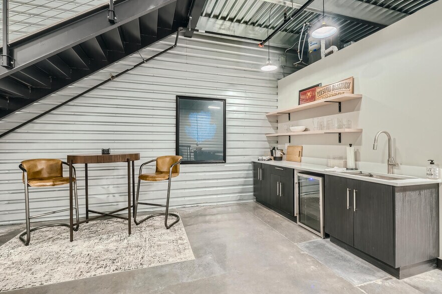 More Photos Of 11 NW Frontage Rd, Fort Collins Showroom For Lease