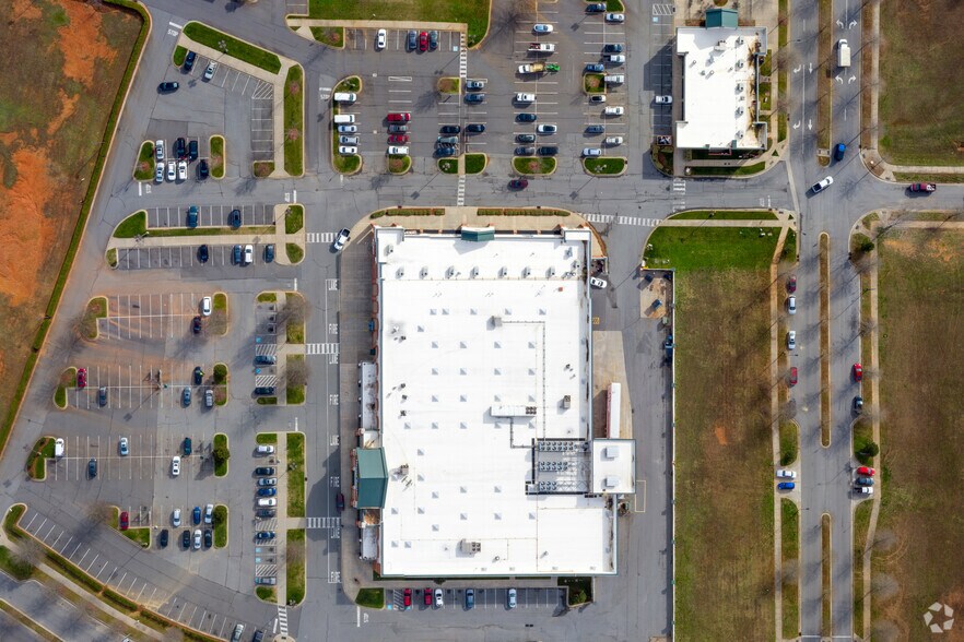 More Photos Of 5706 Wyalong Dr, Charlotte Storefront For Lease