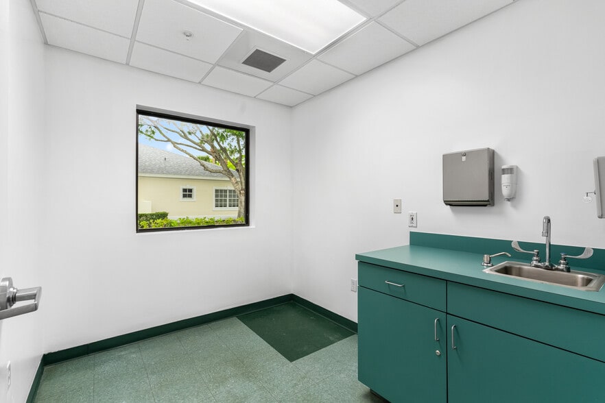 More Photos Of 845 37th Pl, Vero Beach Medical For Sale