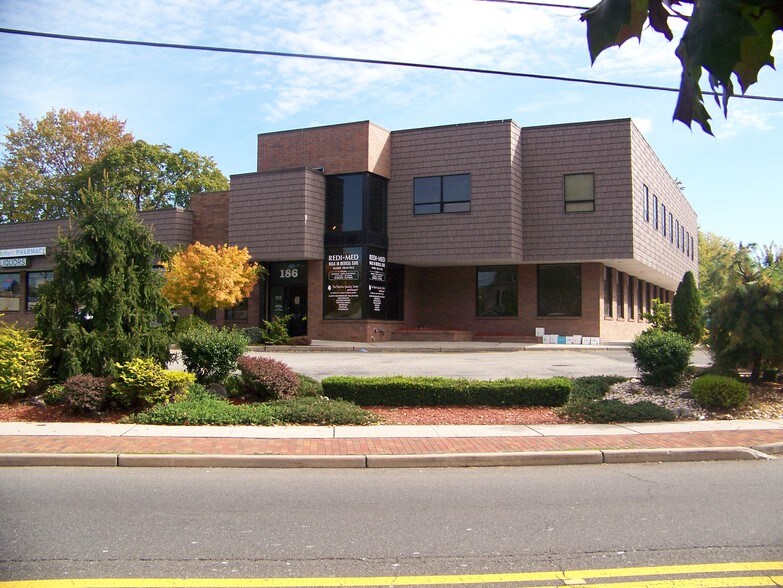 More Photos Of 186-192 Rochelle Ave, Rochelle Park Medical For Lease