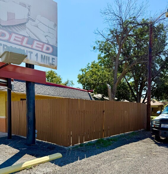More Photos Of 903 15th St, Ozona General Retail For Sale