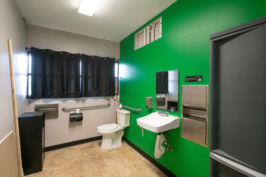 More Photos Of 5885 N Paramount Blvd, Long Beach Warehouse For Sale