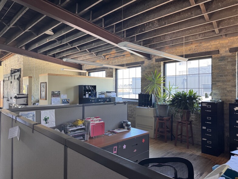 More Photos Of 3618 W Pierce St, Milwaukee Storefront Retail Office For Lease