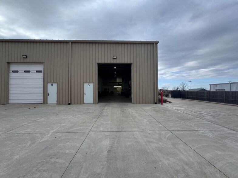 More Photos Of 2460 Fairfield St, Lawrence Industrial For Lease