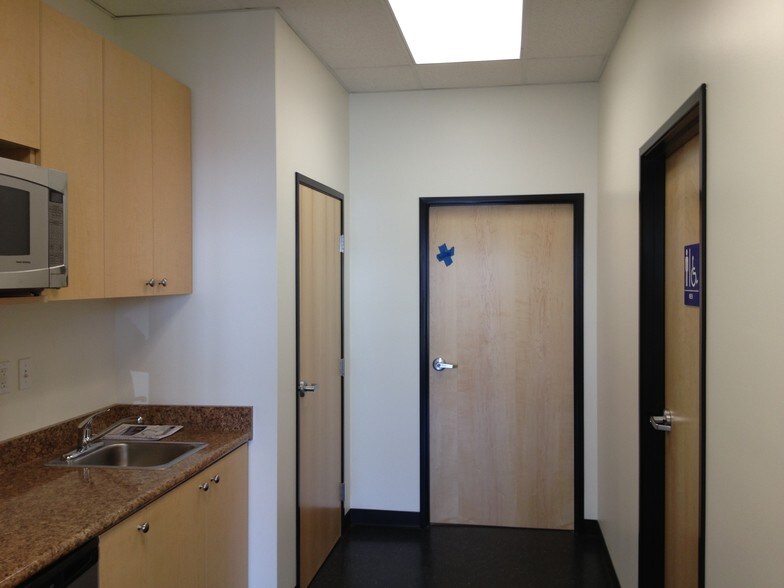 More Photos Of 160-162 E Freedom Ave, Anaheim Warehouse For Lease