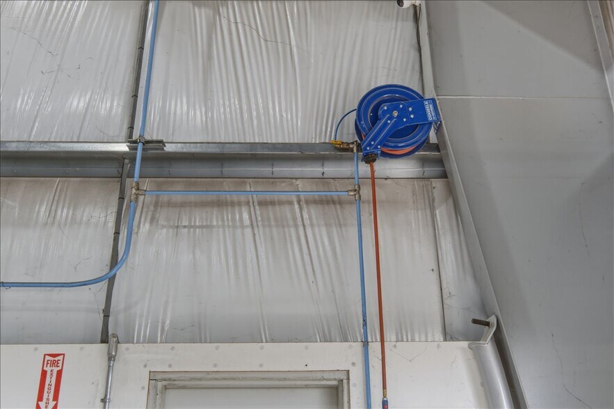 More Photos Of 6011 Grinde Ln NE, Silverton Flex For Lease