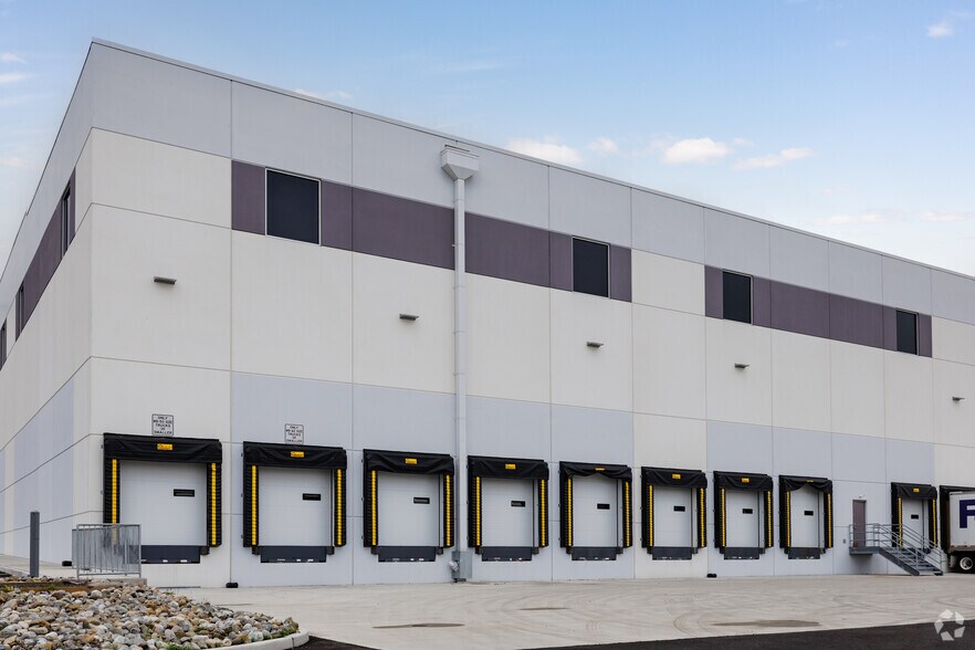 More Photos Of 200 Murray Hill Pky, East Rutherford Distribution For Lease