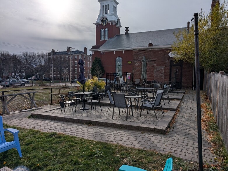 More Photos Of 92 Pleasant St, Newburyport Freestanding For Sale