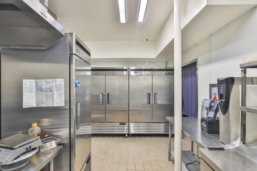 More Photos Of 11723-11733 Barrington Ct, Los Angeles Loft Creative Space For Lease