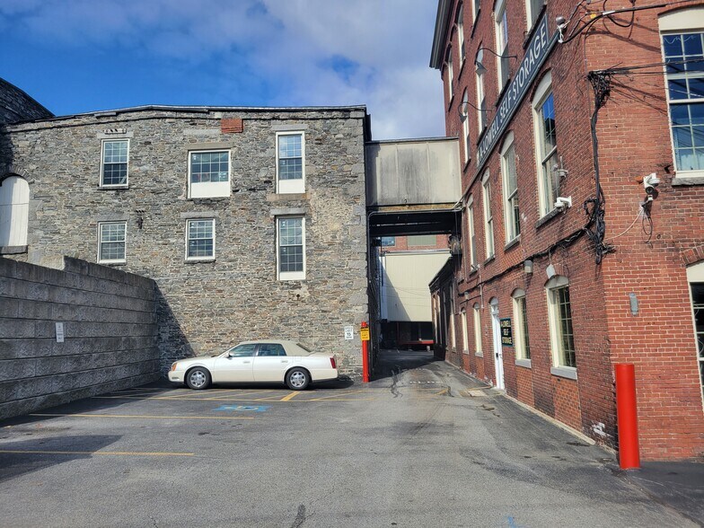 More Photos Of 100 Pleasant St, Dracut Self Storage For Lease
