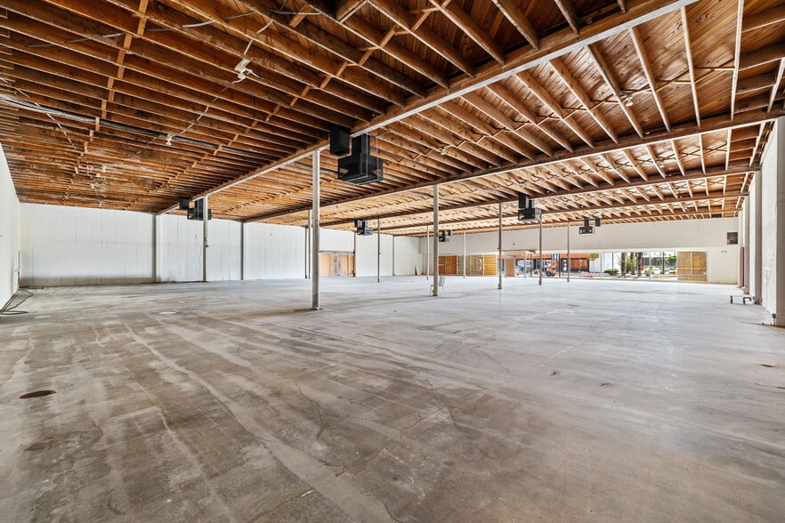 More Photos Of 45151 Oasis St, Indio Freestanding For Lease