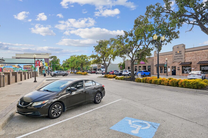 More Photos Of 109-111 S Main St, Irving Restaurant For Sale