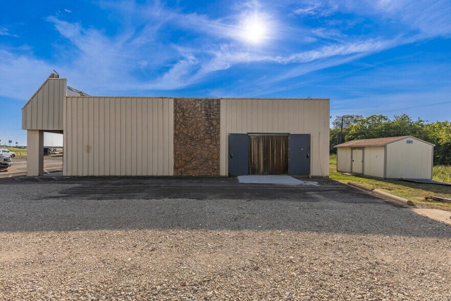 More Photos Of 1118 Interstate Highway 30, Greenville Storefront Retail Office For Lease