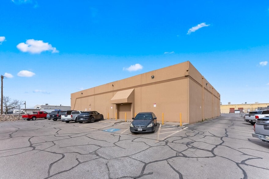 More Photos Of 11211 Pellicano Dr, El Paso Flex For Sale
