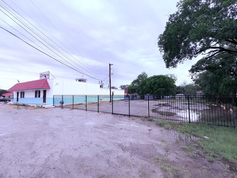 More Photos Of 1246 S General McMullen Dr, San Antonio Storefront Retail Office For Lease