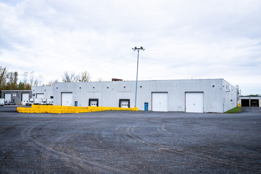 More Photos Of 2000 Boul Industriel, Chambly Warehouse For Lease