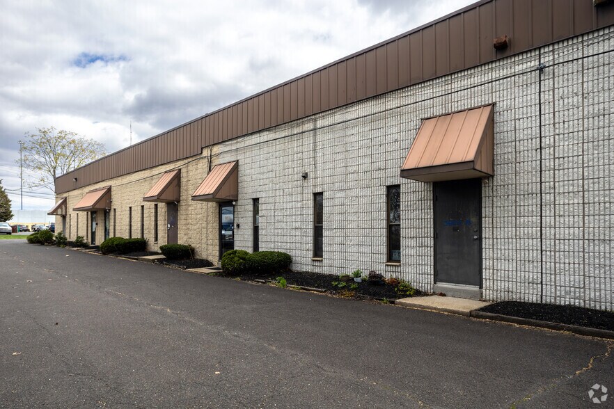 More Photos Of 3901 Nebraska St, Levittown Warehouse For Lease