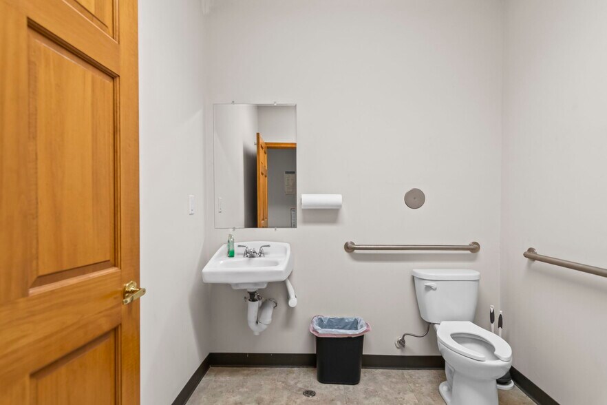 More Photos Of 3901 Pintail Dr, Springfield Office For Sale
