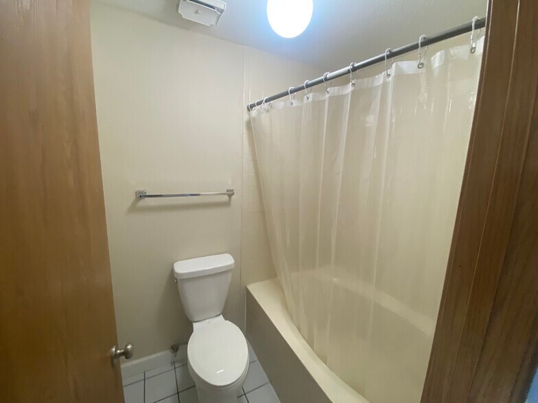 More Photos Of 1 Proactive Dr, New Florence Hotel For Sale