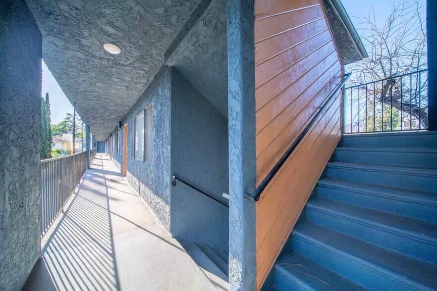 More Photos Of 113 N Grand Oaks Ave, Pasadena Apartments For Sale