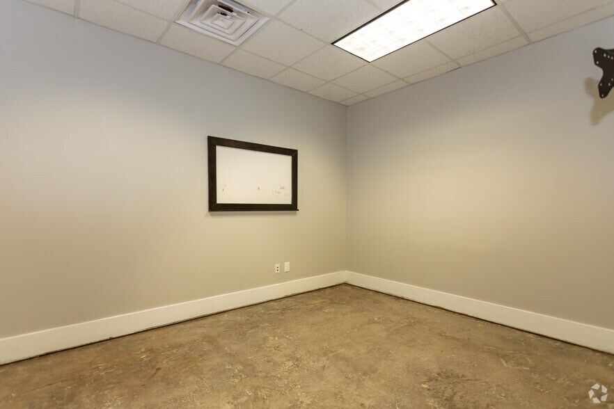 More Photos Of 532 Patterson Ave, Mooresville Office For Sale