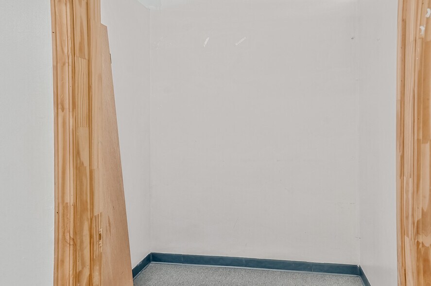 More Photos Of 12412 Lusher Rd, Saint Louis General Retail For Lease