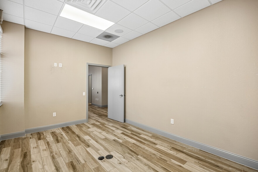 More Photos Of 118 Lynn Ave, Lewisville Office For Sale
