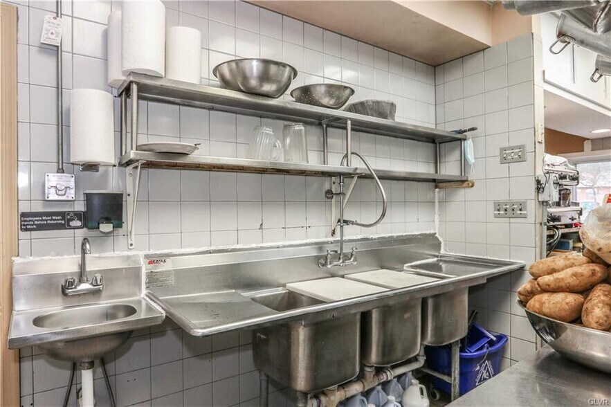 More Photos Of 954 Pembroke Rd, Bethlehem Restaurant For Sale