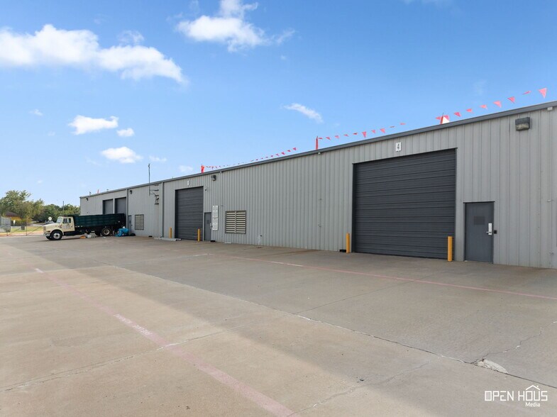 More Photos Of 2701 Southridge Dr, Wichita Falls Distribution For Lease