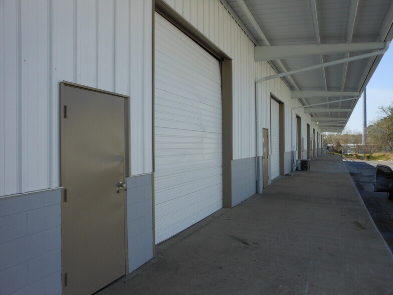 More Photos Of 572-2 Appleyard Dr, Tallahassee Warehouse For Lease