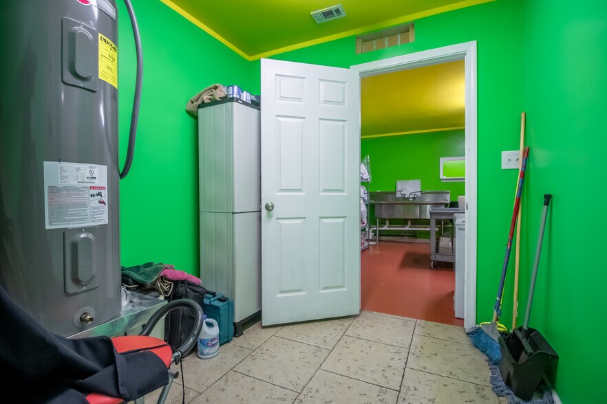 More Photos Of 518 Mill Ave, Conroe General Retail For Sale