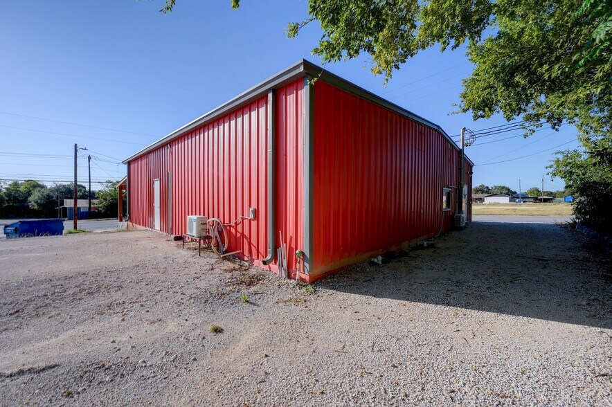 More Photos Of 1301 & 1307 Main St, Blanco Light Distribution For Sale