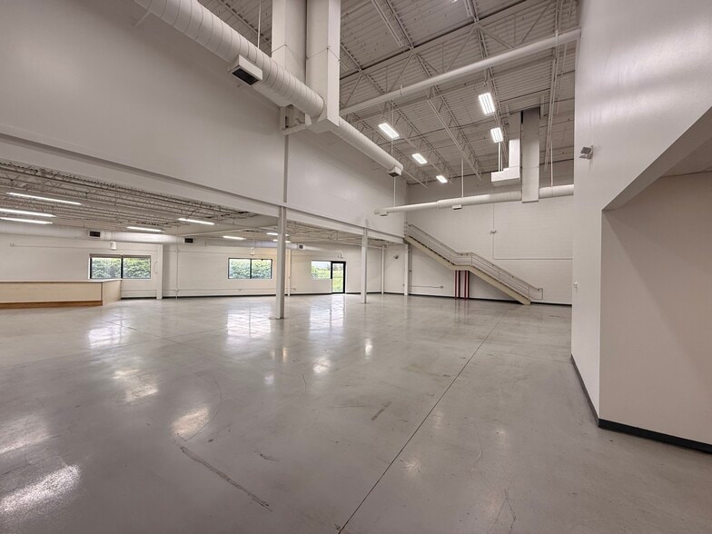 More Photos Of 7522-7528 E Pendleton Pike, Indianapolis Light Distribution For Lease